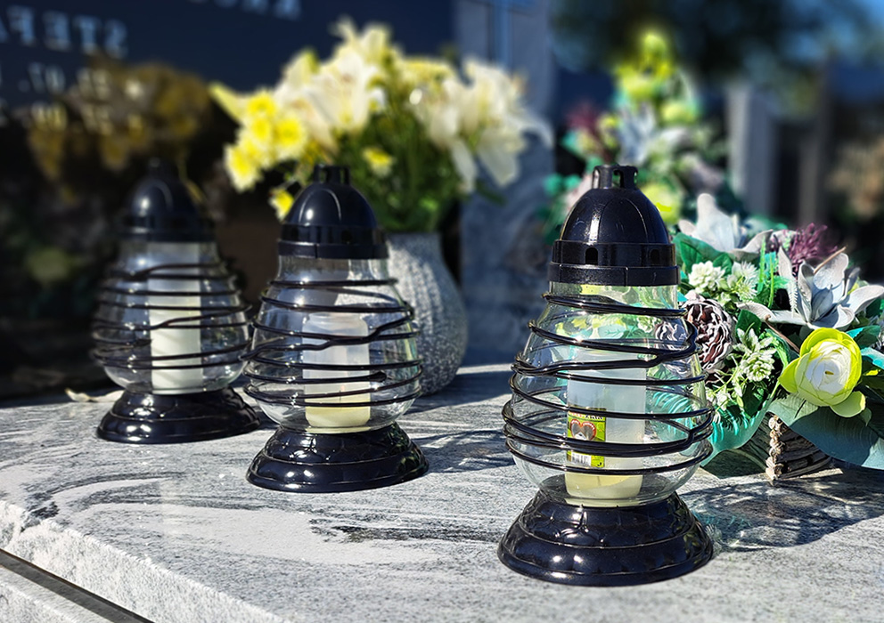 Szeroki wybór zniczy i wkładów