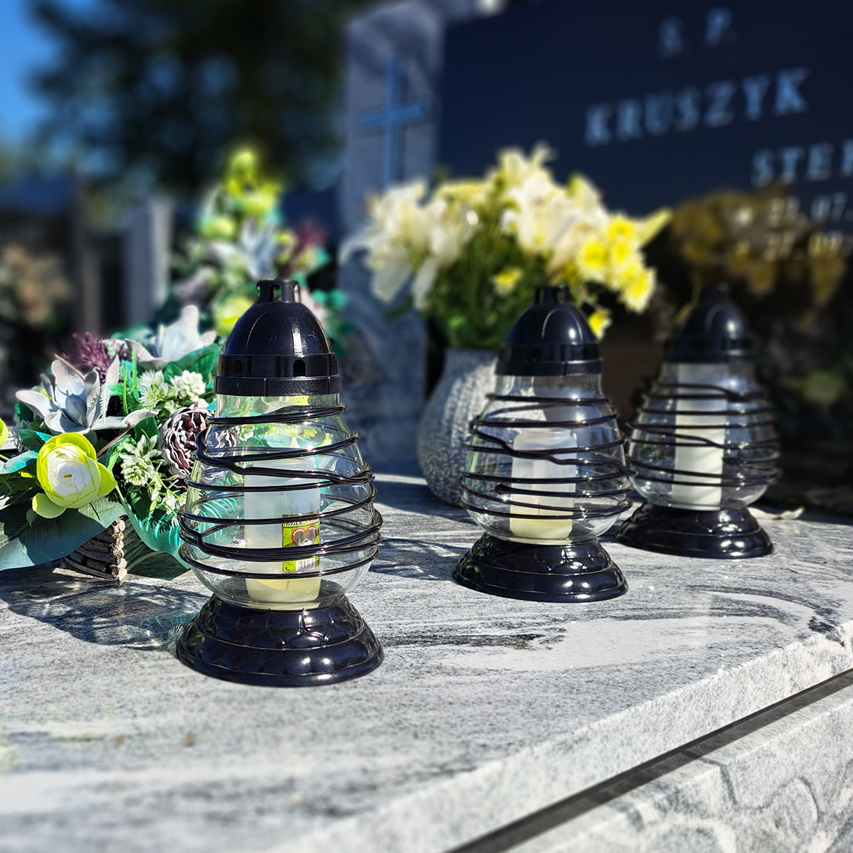 Szeroki wybór zniczy i wkładów